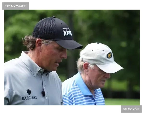 纪念高球赛，尼克劳斯为冠军颁发奖杯，两代传奇同台